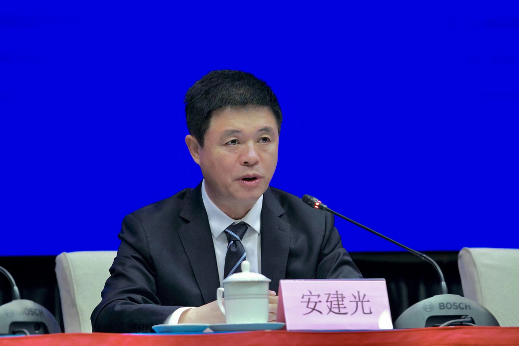 安建光(廣東省科學技術廳二級巡視員、黑龍江省科學技術廳副廳長(掛職2年)) 安建光(廣東省科學技術廳二級巡視員、黑龍江省科學技術廳副廳長(掛職2年))
