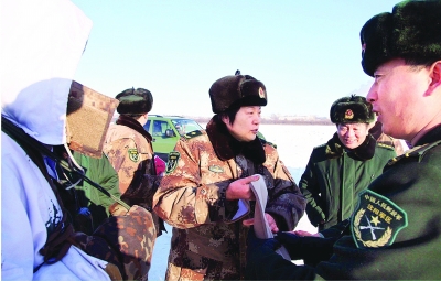 賈丹兵(中)到邊防部隊贈送冬季保暖護具