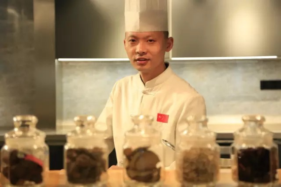 張永濤(鄭州頤順軒酒店管理有限公司高級技師) 張永濤(鄭州頤順軒酒店管理有限公司高級技師)