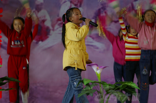 圖4 少年兒童在歌舞會上演唱隴東民歌