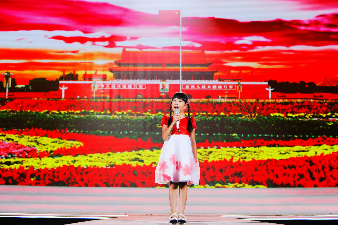 王馨怡領唱《五星紅旗我為你驕傲》央視晚會