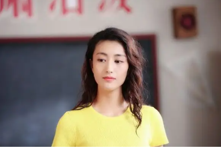 楊玫瑰(都市校園情感網劇《給我一個十八歲》中的角色) 楊玫瑰(都市校園情感網劇《給我一個十八歲》中的角色)