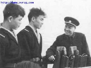 吳瑞林司令員出海訓練時與指戰員交談