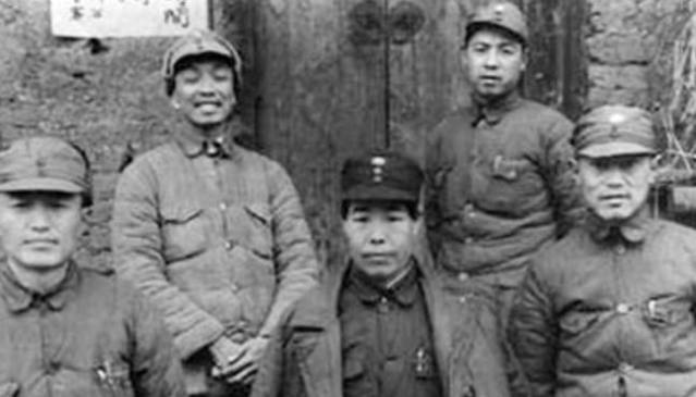 1940年新四軍領導人合影，陳少敏居中。