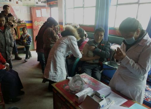 2018年3月楚魯松傑鄉衛生院到楚松村給民眾接種疫苗