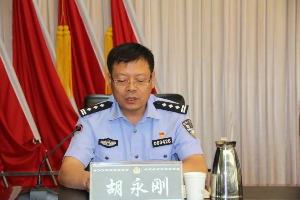 胡永剛(山西省呂梁市交口縣公安局黨委副書記、政委) 胡永剛(山西省呂梁市交口縣公安局黨委副書記、政委)