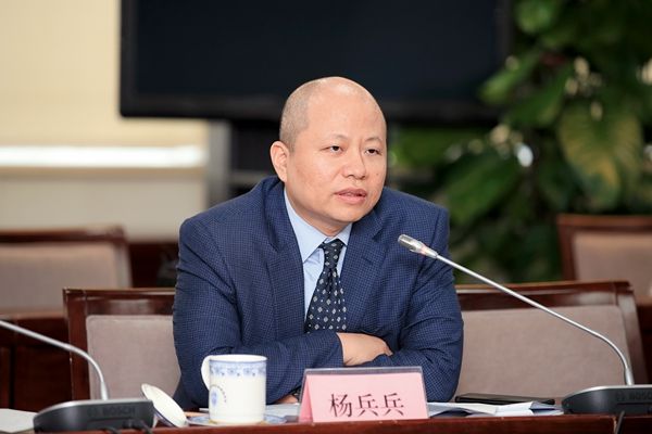 楊兵兵(中國光大銀行黨委委員、副行長、執行董事、董事) 楊兵兵(中國光大銀行黨委委員、副行長、執行董事、董事)