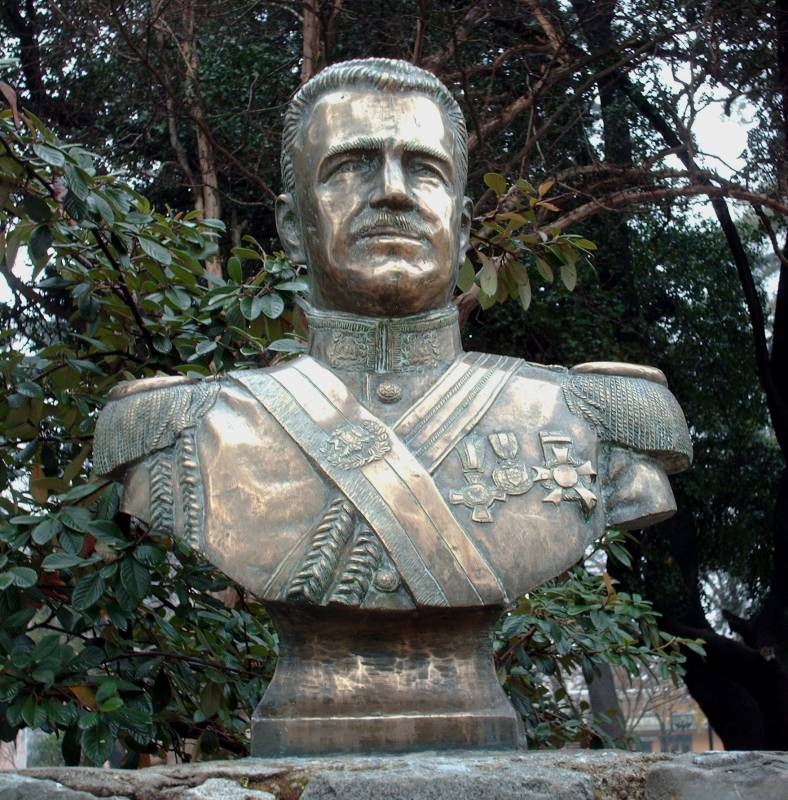 卡洛斯·伊瓦涅斯總統的雕像