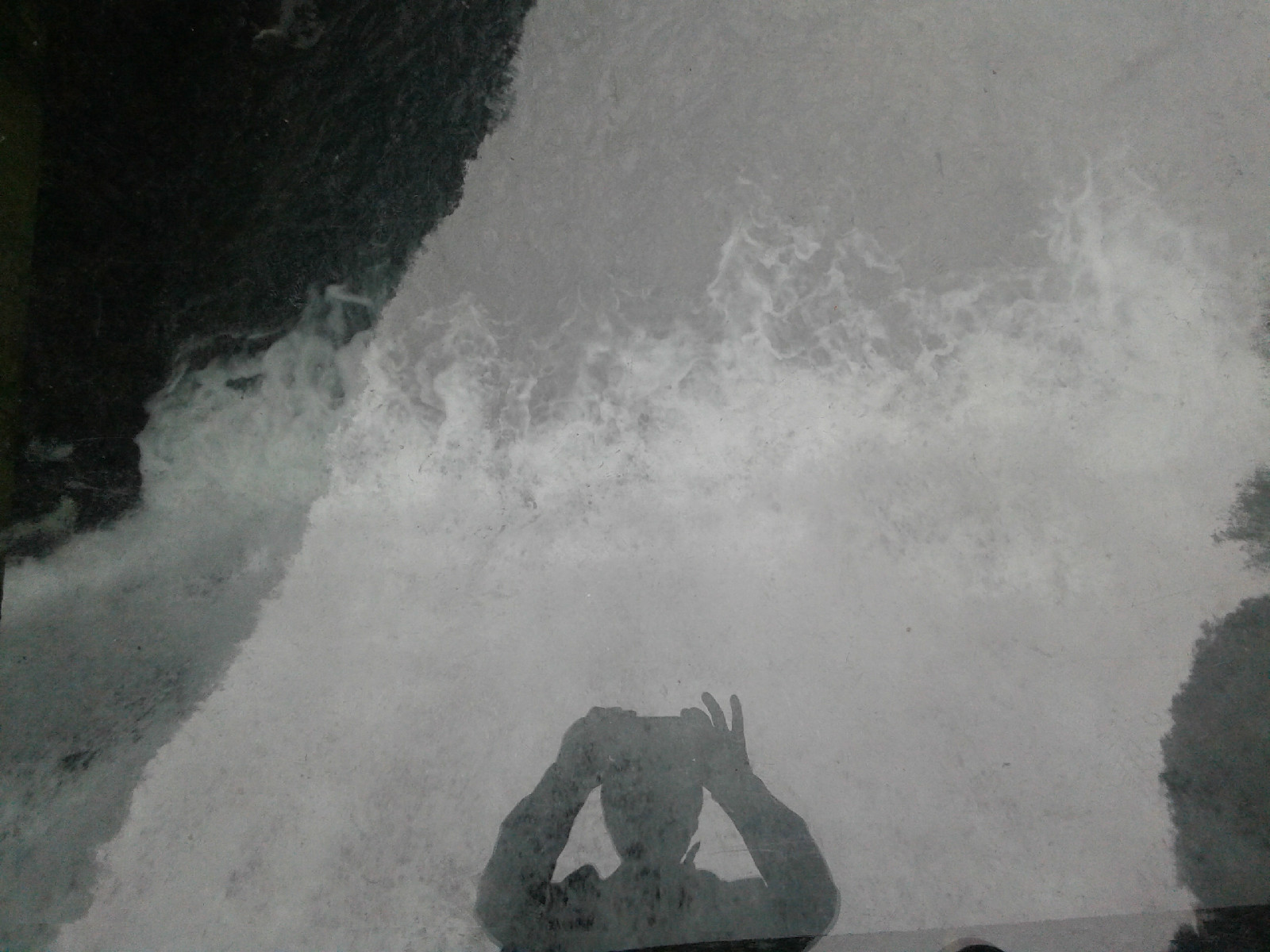 在張家界大峽谷玻璃橋上拍攝的谷底激流。