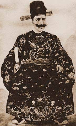 身著龍袍的方蘇雅(1900年)