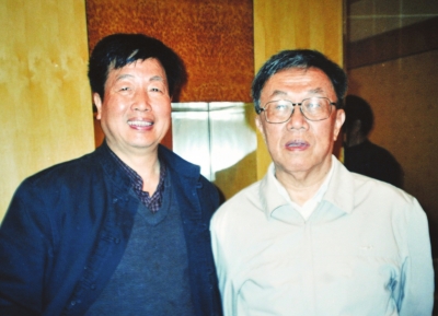2004年何開四（左）與作家王蒙在成都