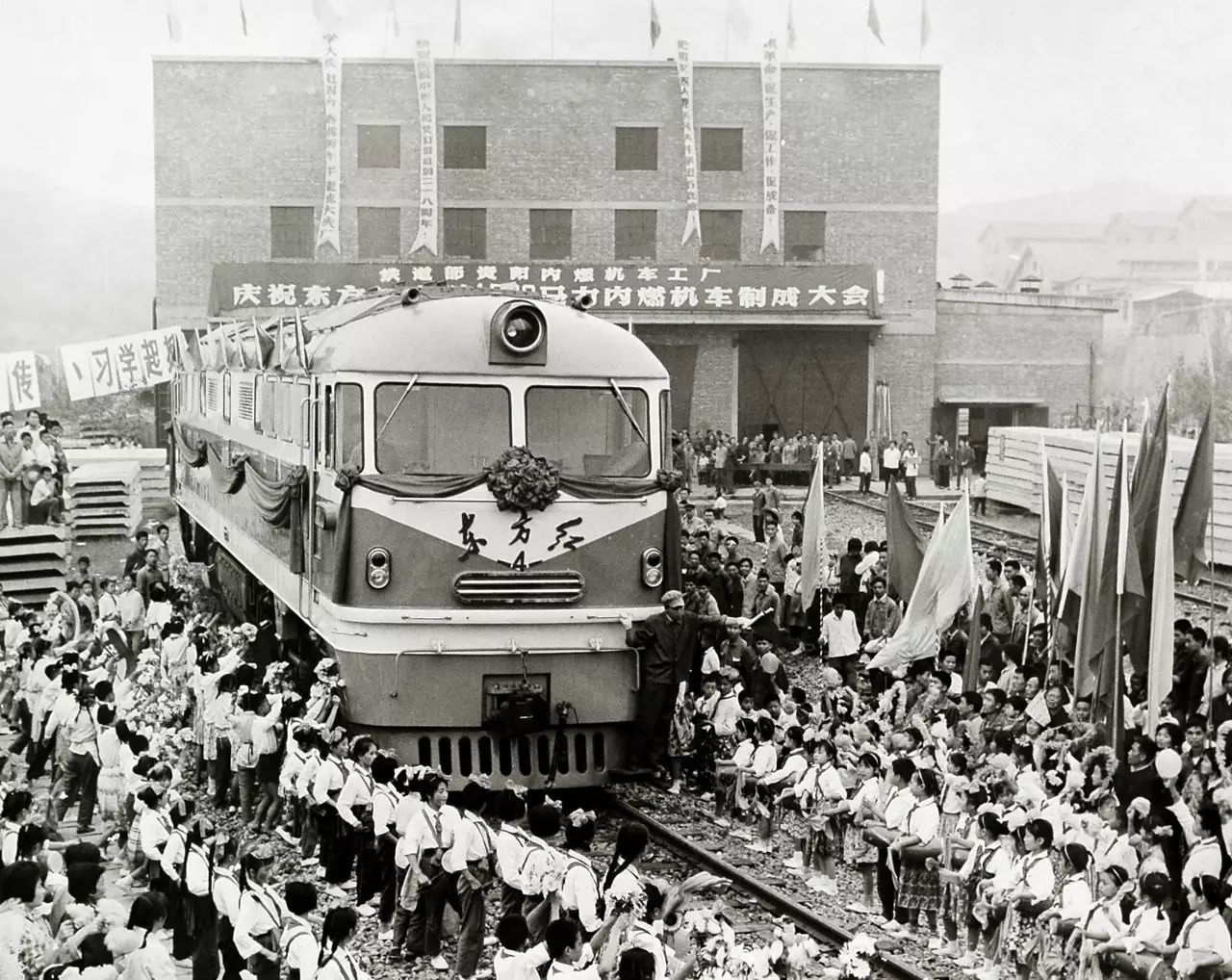 1977年9月29日，資陽廠生產的東方紅4型0002號機車出廠