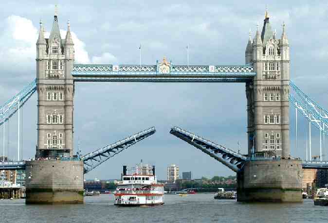 泰晤士河倫敦塔橋放船