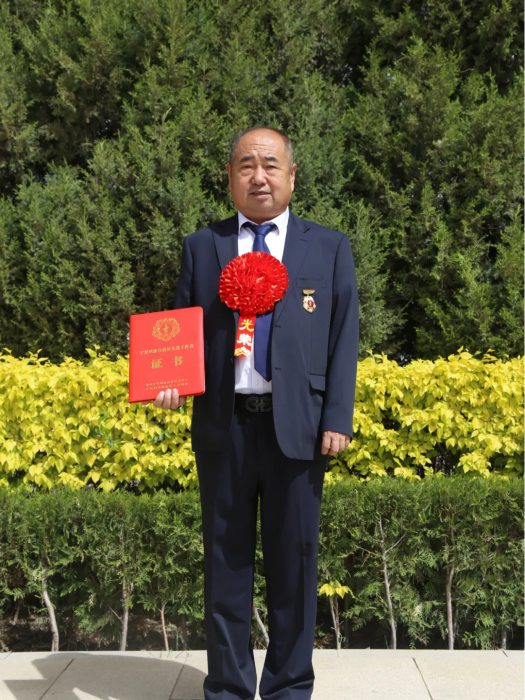 張玉寶(寧夏回族自治區銀川市退役軍人事務局烈士陵園管理所主任) 張玉寶(寧夏回族自治區銀川市退役軍人事務局烈士陵園管理所主任)