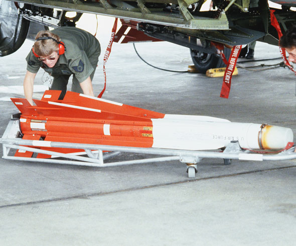 AIM-4空地飛彈是半主動式尋的制導