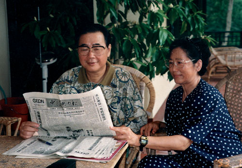 李鵬朱琳夫婦閱讀《中國電力報》