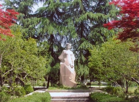位於吳江松陵公園的張應春烈士像