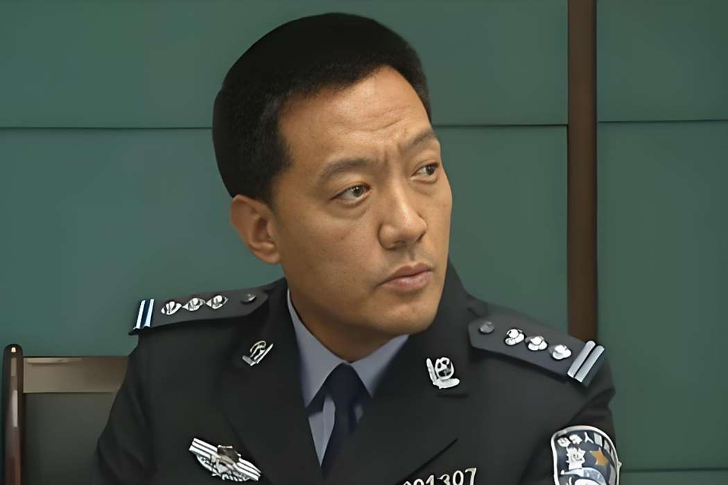張東(《無處藏身》中的刑警隊長,李夢男飾演) 張東(《無處藏身》中的刑警隊長,李夢男飾演)