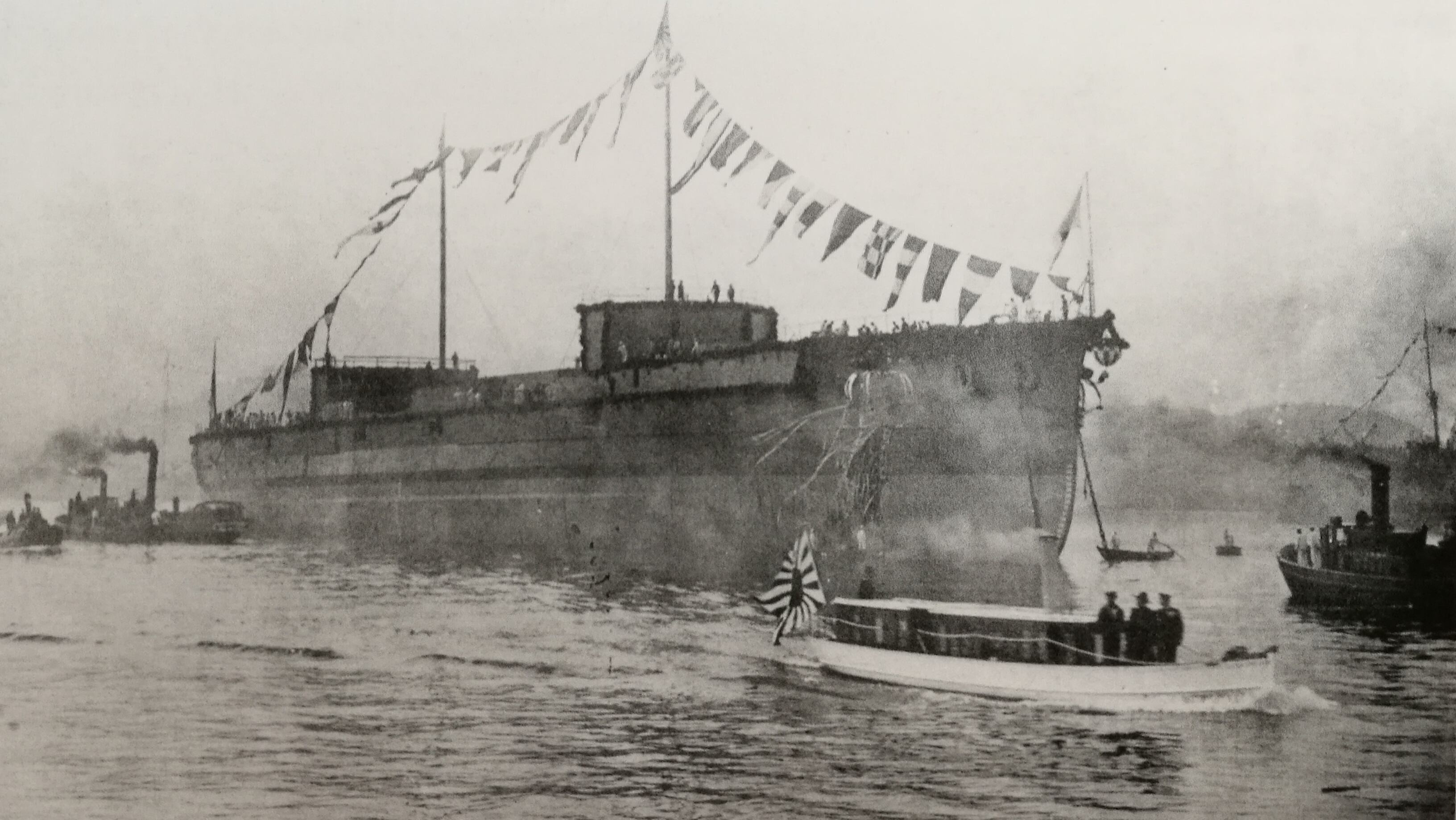 攝於1907年10月21日在橫須賀海軍工廠舉行下水儀式的鞍馬號