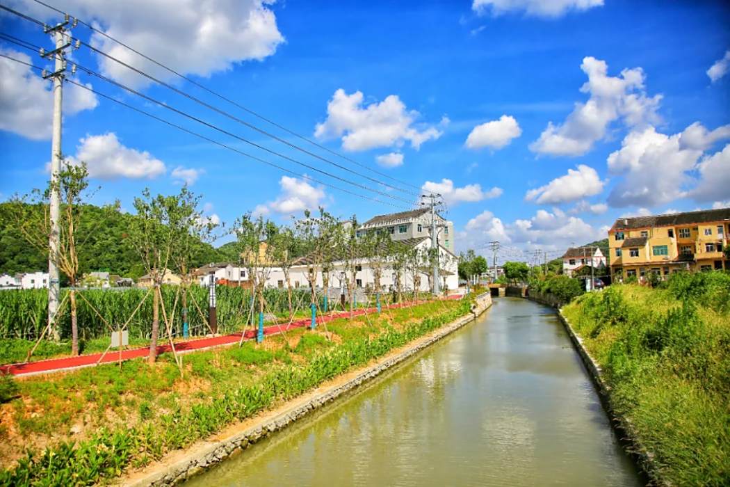 天賜湖村