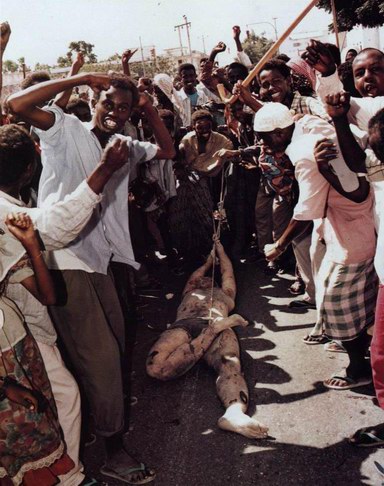 索馬里人拖著美軍屍體遊街