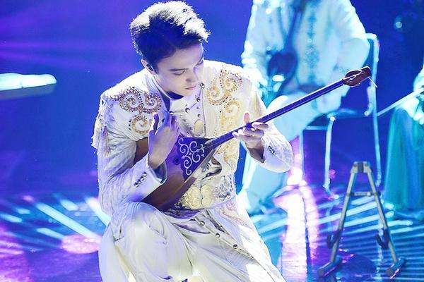 哈薩克斯坦歌手迪瑪希在中國綜藝節目上彈奏冬不拉