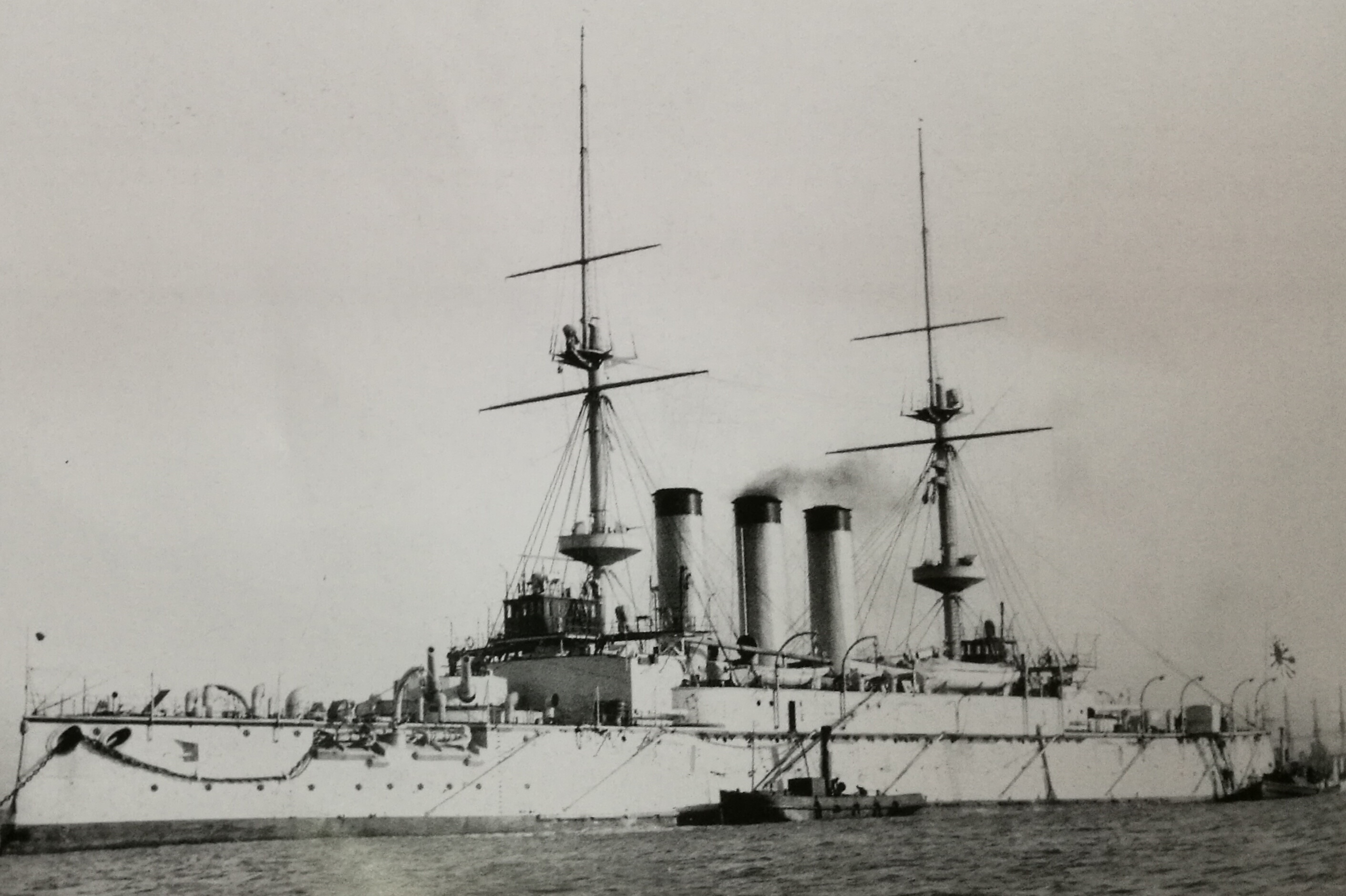 1900年1月剛剛竣工的敷島號戰列艦，攝於英國朴茨茅斯