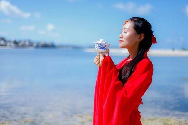 王霏(國際知名茶藝師、四川省茶藝術推廣大使) 王霏(國際知名茶藝師、四川省茶藝術推廣大使)