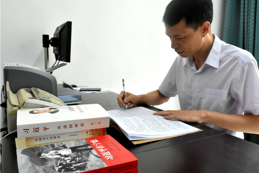 楊飛(福建順昌虹潤精密儀器有限公司黨支部書記) 楊飛(福建順昌虹潤精密儀器有限公司黨支部書記)
