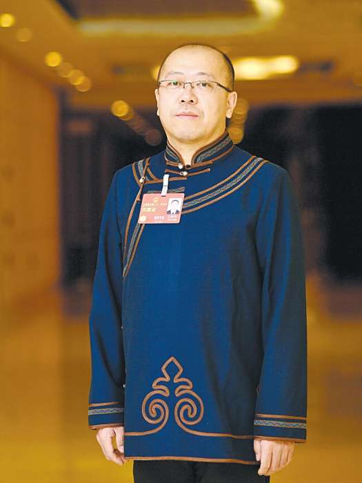 吳海軍(內蒙古自治區鄂倫春自治旗古里鄉黨委書記,第十四屆全國人大代表) 吳海軍(內蒙古自治區鄂倫春自治旗古里鄉黨委書記,第十四屆全國人大代表)