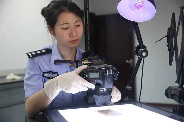 張潔(重慶市綦江區公安局刑偵支隊技術大隊教導員) 張潔(重慶市綦江區公安局刑偵支隊技術大隊教導員)