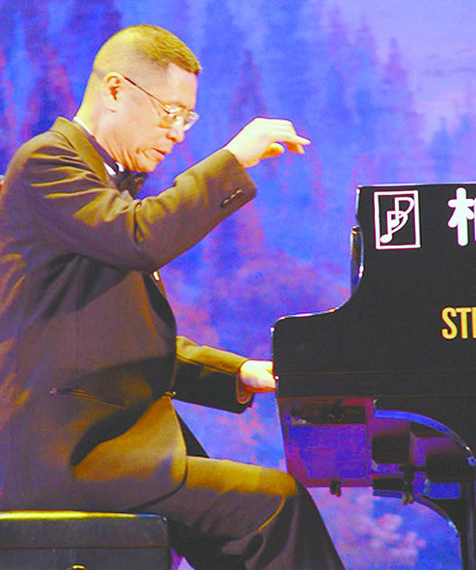 劉詩昆先生演奏鋼琴