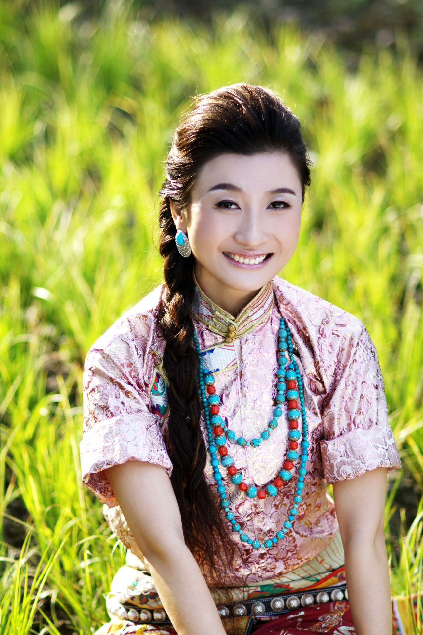 藏族歌手嘉央曲珍