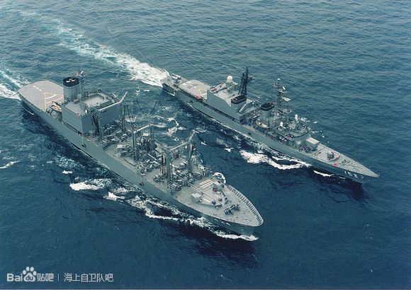 十和田級補給艦為朝霧級護衛艦補給