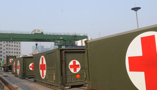 野戰方艙醫院正在鐵路裝載