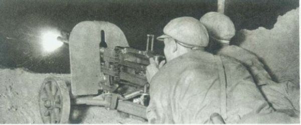 夜戰中使用53式重機槍的志願軍機槍小組