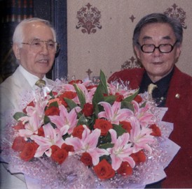 盛琦與田邊惠三（左）