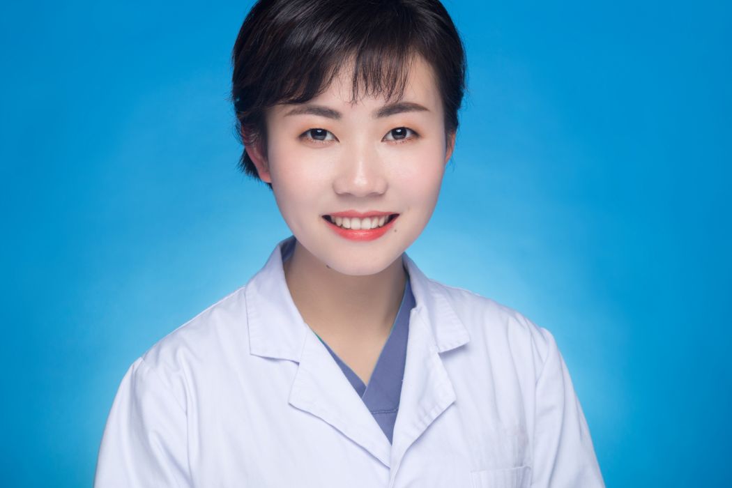 張雅倩(華玉口腔門診部執業醫師) 張雅倩(華玉口腔門診部執業醫師)