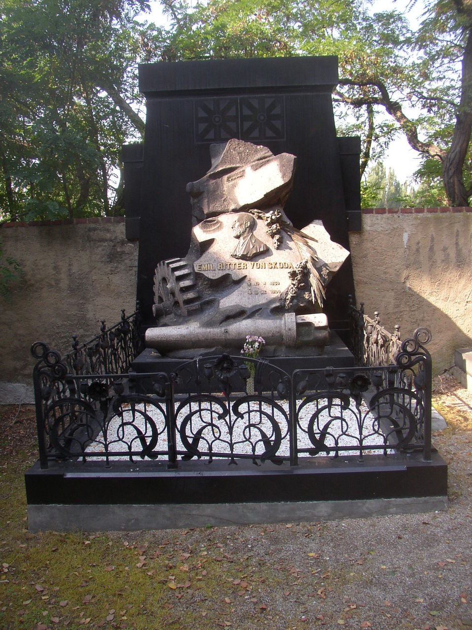 埃米爾·什科達位於比爾森的墓地