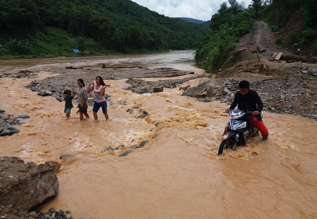 受“塔拉斯”影響，越南一條道路被洪水淹沒