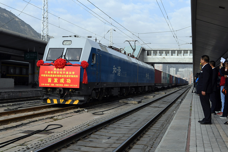 經蘭渝鐵路運行的中新南向通道鐵海聯運貨物列車
