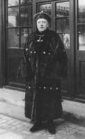 1922年莊士敦身著溥儀賞賜的官袍、頂戴