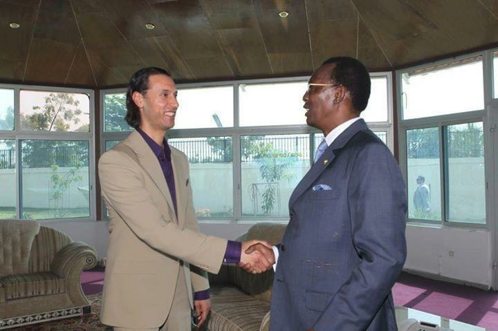 代比(右)會見利比亞最高國家安全顧問穆塔西姆·比拉·卡扎菲
