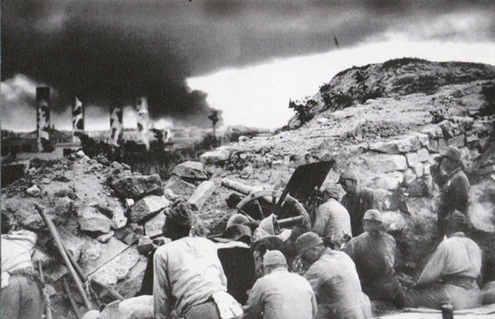日軍第10獨立炮兵聯隊在寶馬山攻擊守軍據點。