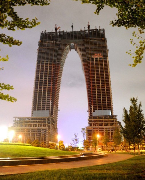 蘇州300米高樓“東方之門”被指酷似衛生褲