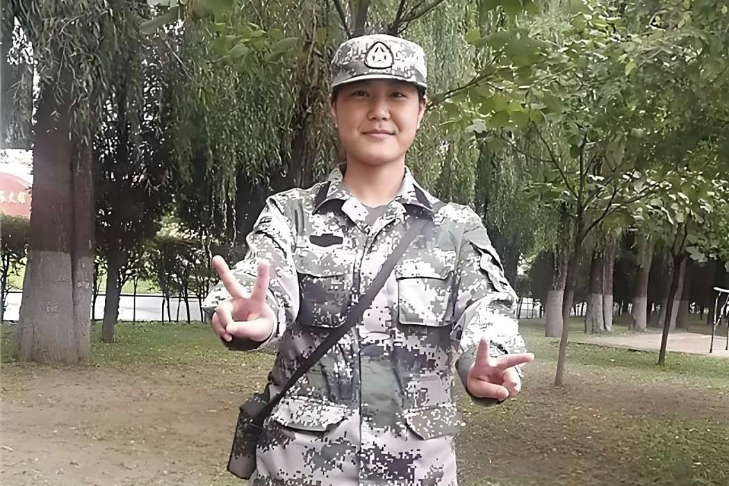 張雲斐(指揮通信連女兵排戰士) 張雲斐(指揮通信連女兵排戰士)