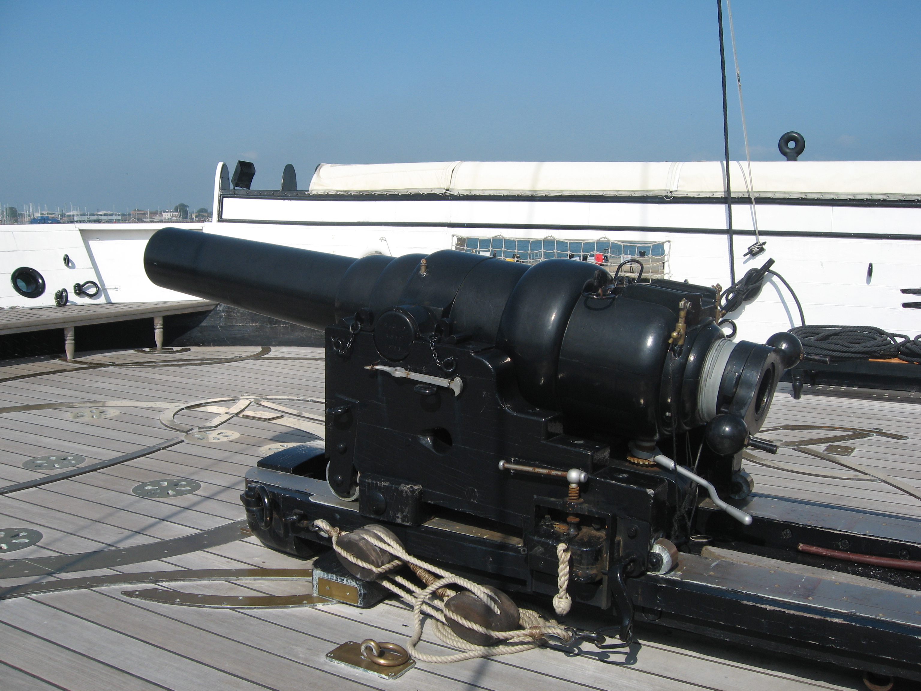 勇士號所裝備的7英寸阿姆斯特朗炮