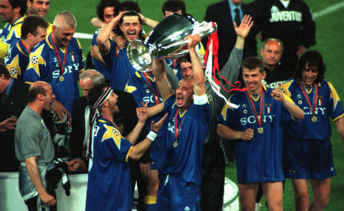 1996年維亞利隨尤文圖斯高舉歐冠獎盃