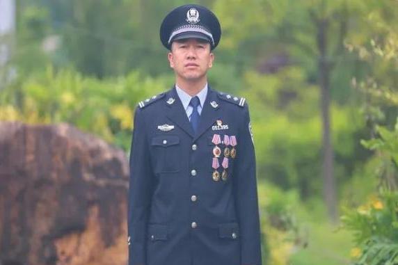 楊德富(雲南省鳳慶縣公安局巡特警大隊大隊長) 楊德富(雲南省鳳慶縣公安局巡特警大隊大隊長)