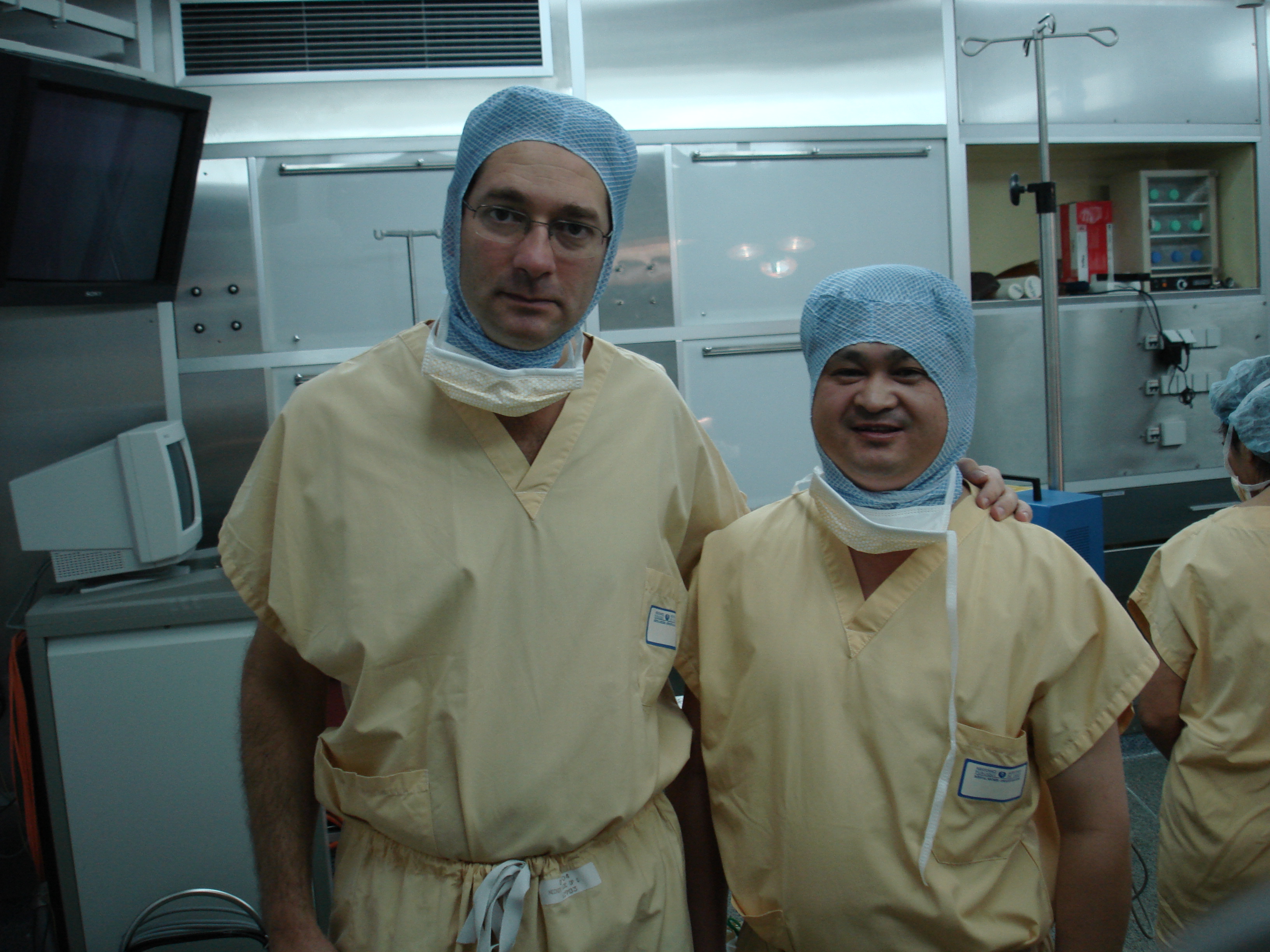 在法國與法國醫師在手術室合影